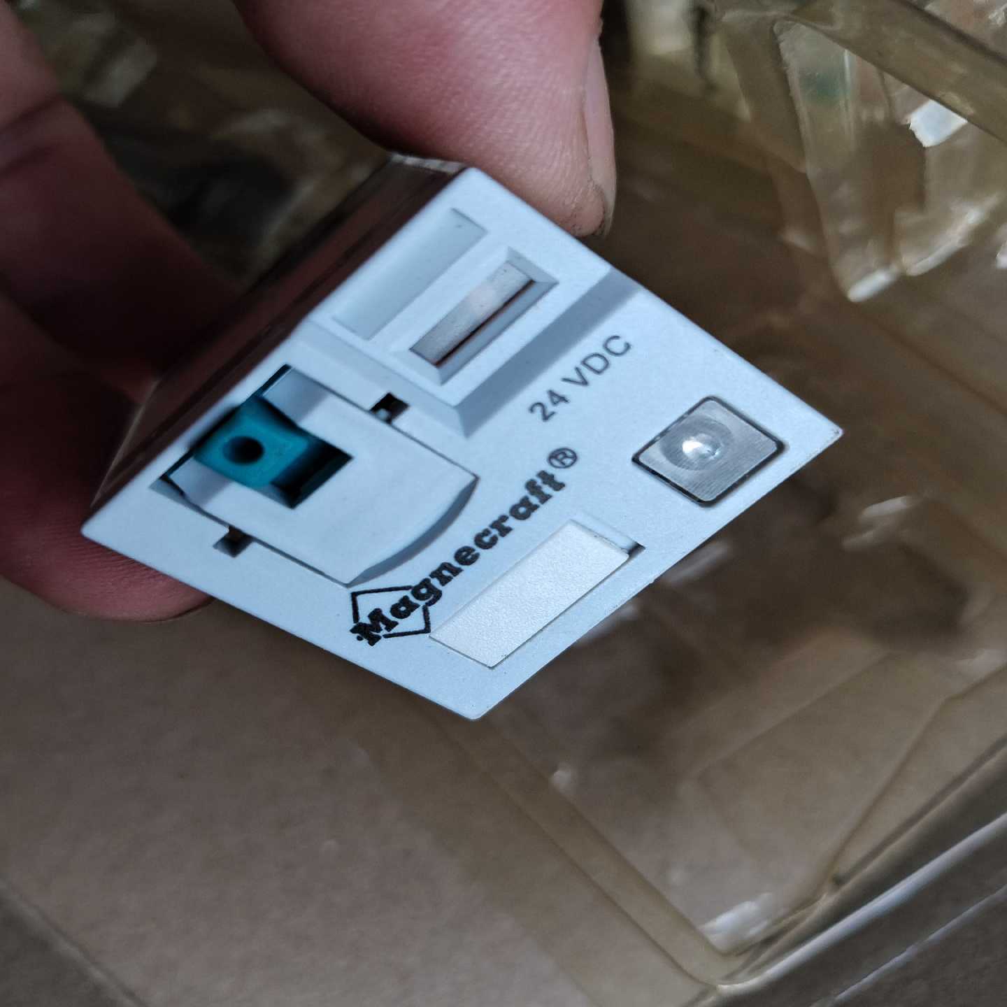 议价78M4L24V，全新继电器，有7只，适用