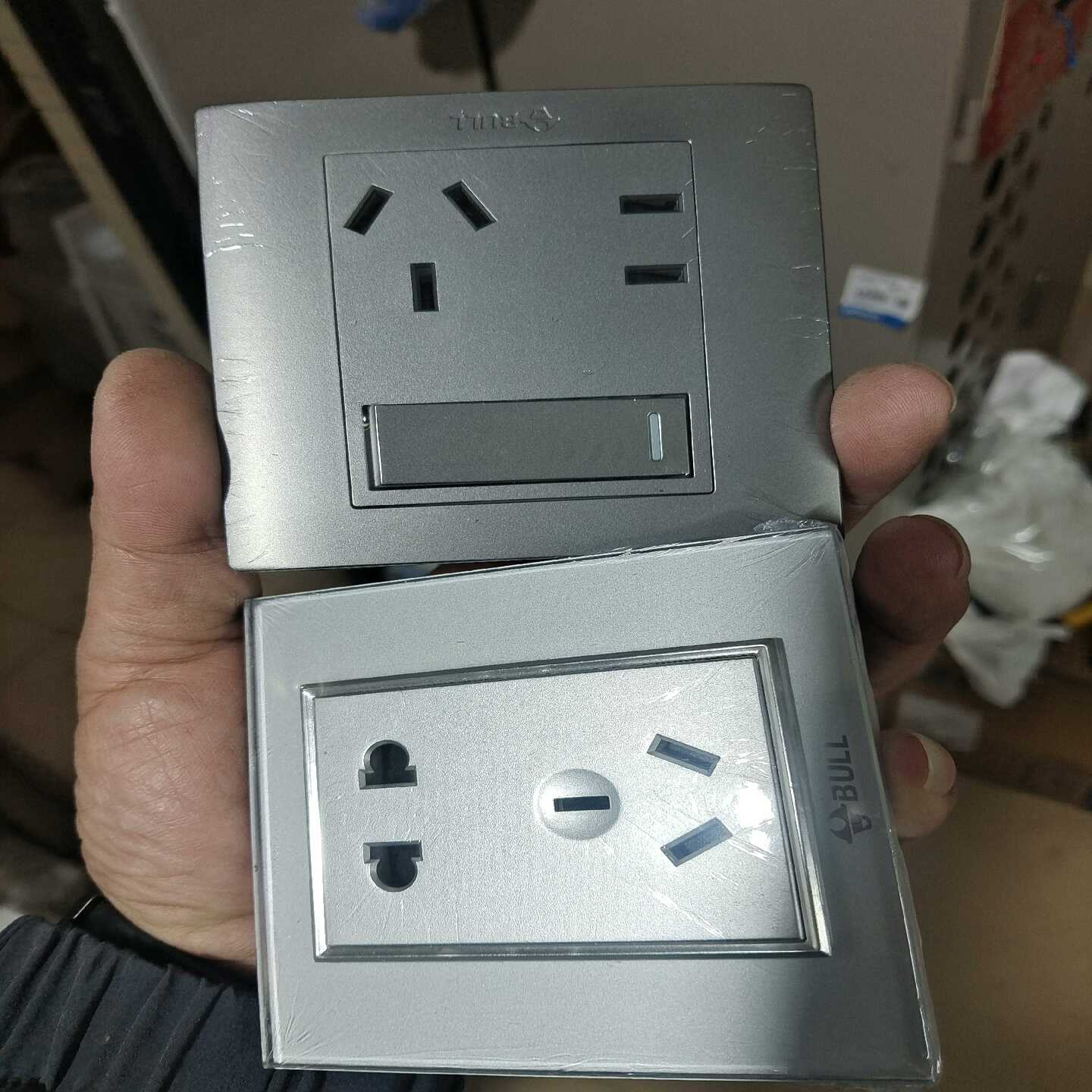 议价大老板装家里装修剩下的两个比较高端公牛开关插座，包装撕了