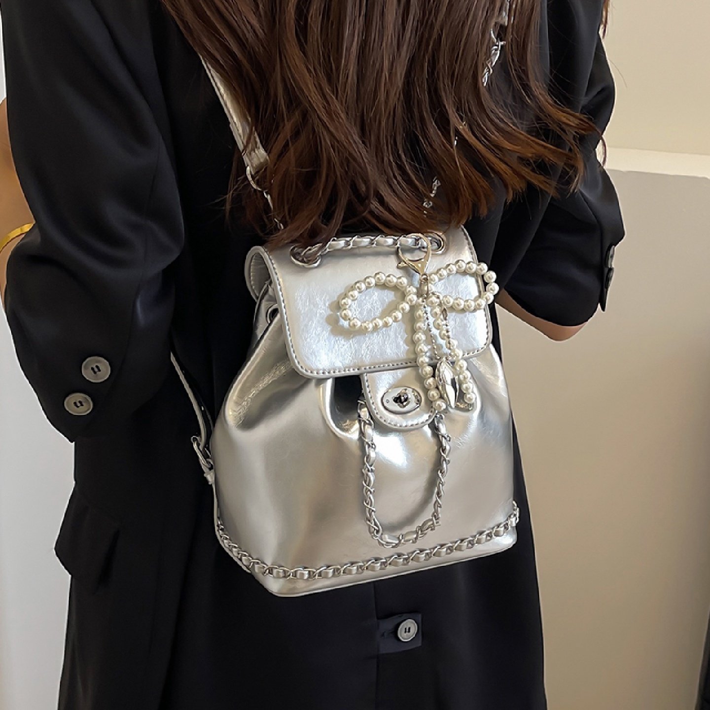 高级感洋气小众银色女双肩包2025新款迷你百搭后背包学生出游书包