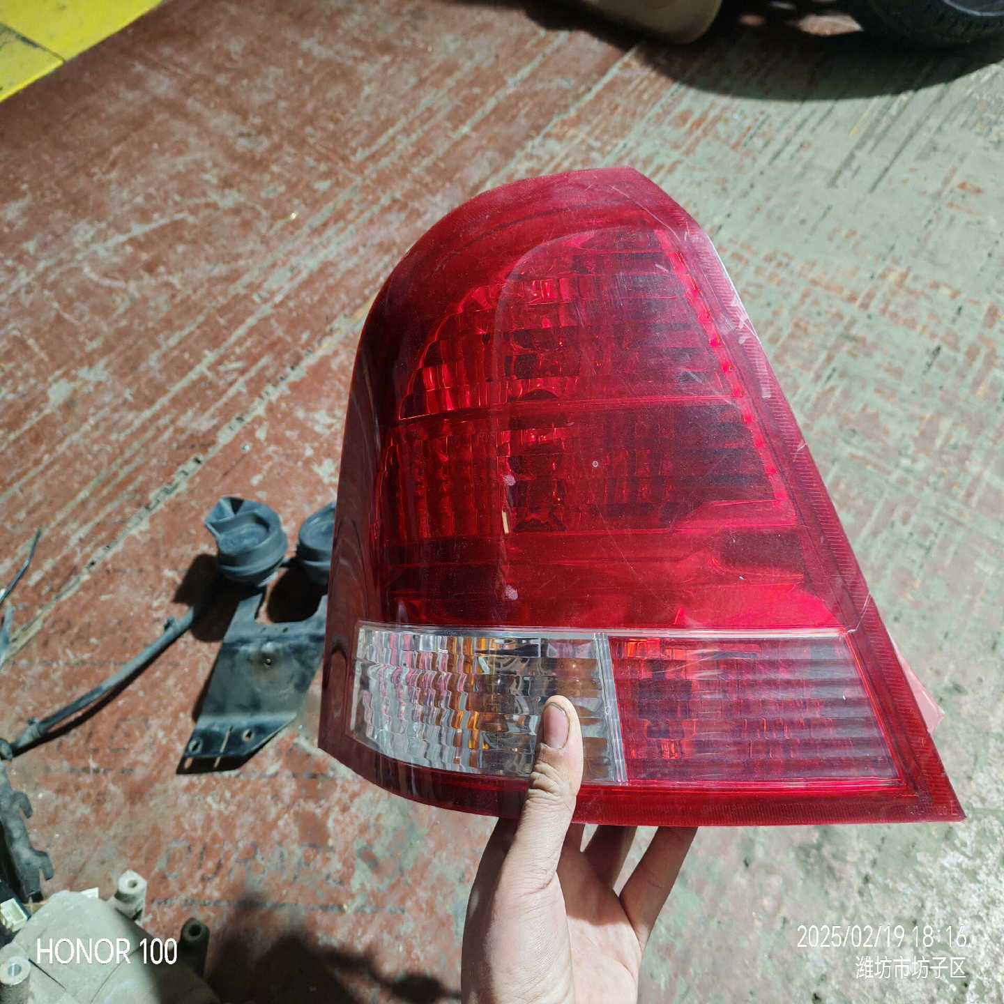 吉利SC313原车拆左后尾灯，完好无损，单个80元，不包邮。--议价