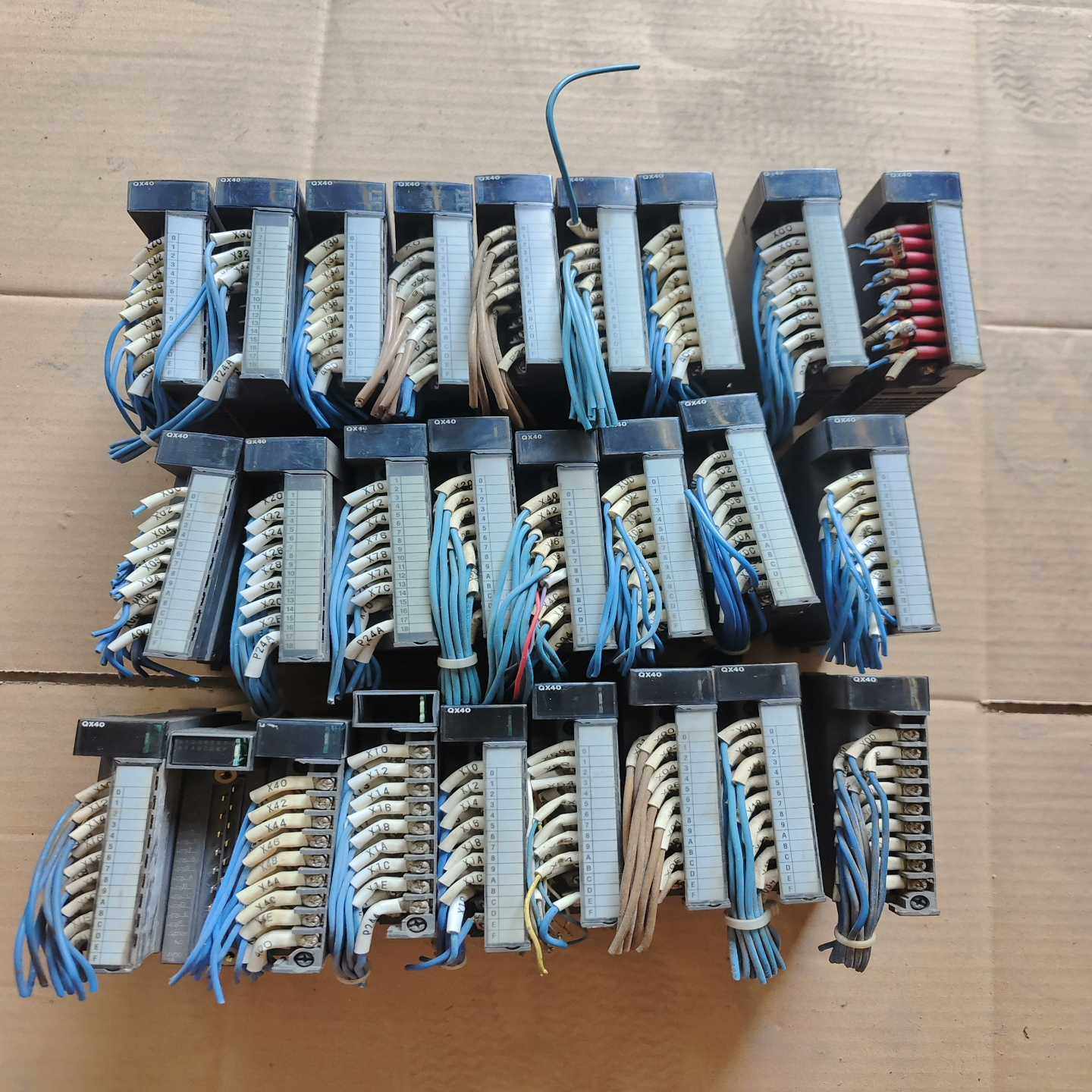 三菱MELSEC-Q输入单元QX40，日本原装，24VDC--议价商品