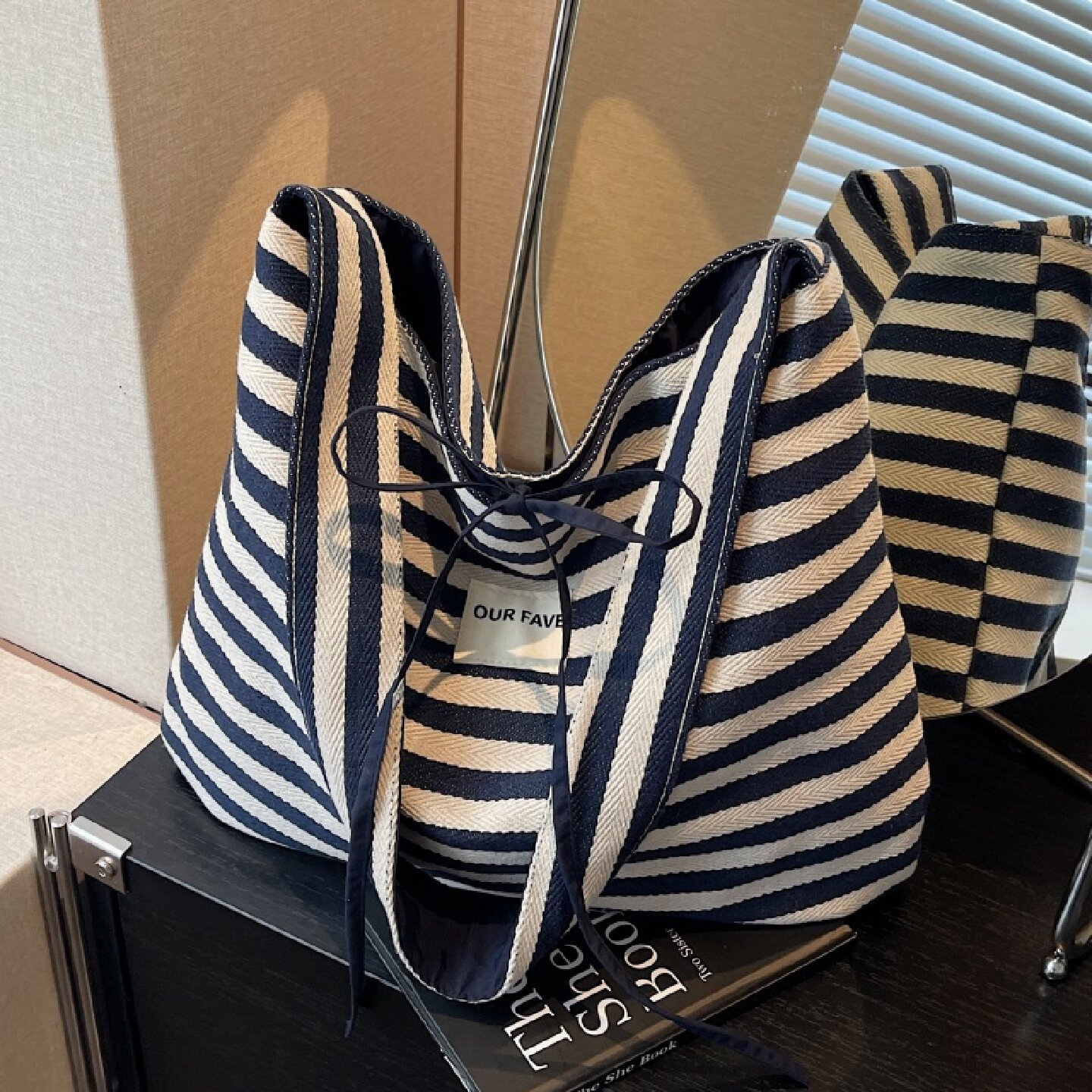 春季大容量斜挎包包女2025新款条纹帆布单肩包韩系双面通勤托特包