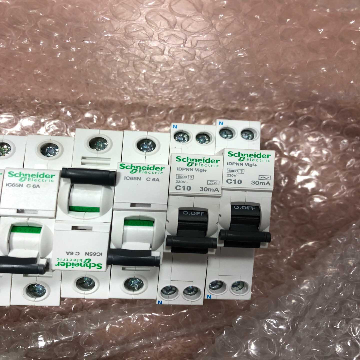 询价~lC65N,C6A,1P空开没包装,