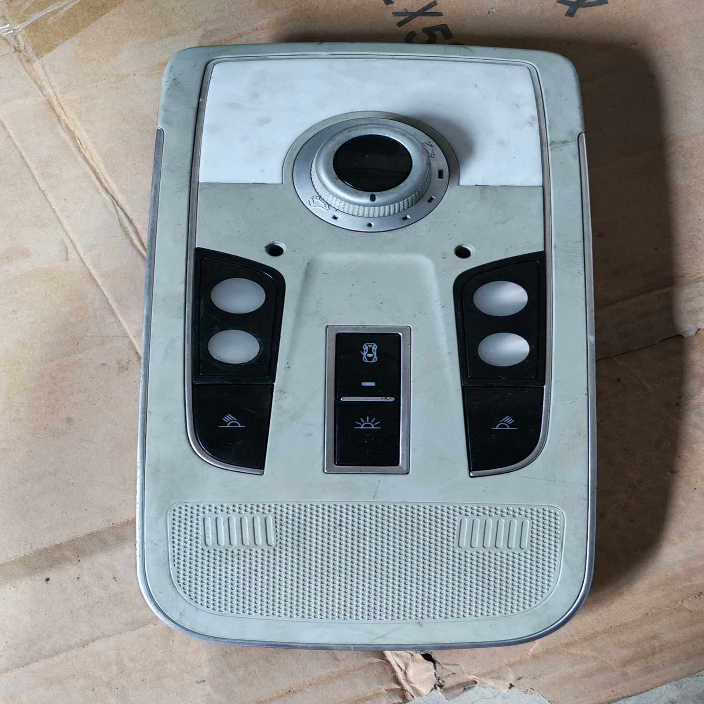长城哈弗H2天窗开关阅读灯总成,原装拆车件,功能正常。内部电--