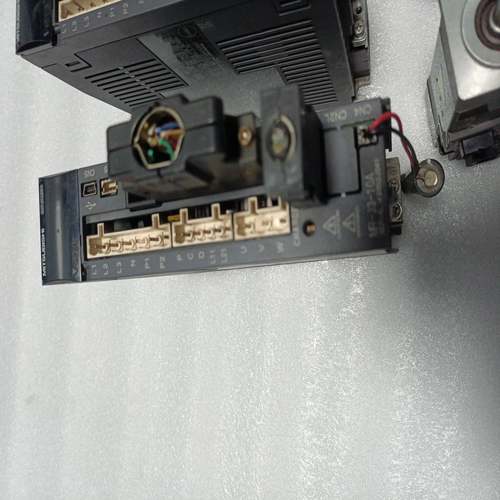 三菱J3100W伺服套装，MR-J3-10A/HF-KN1{议价}