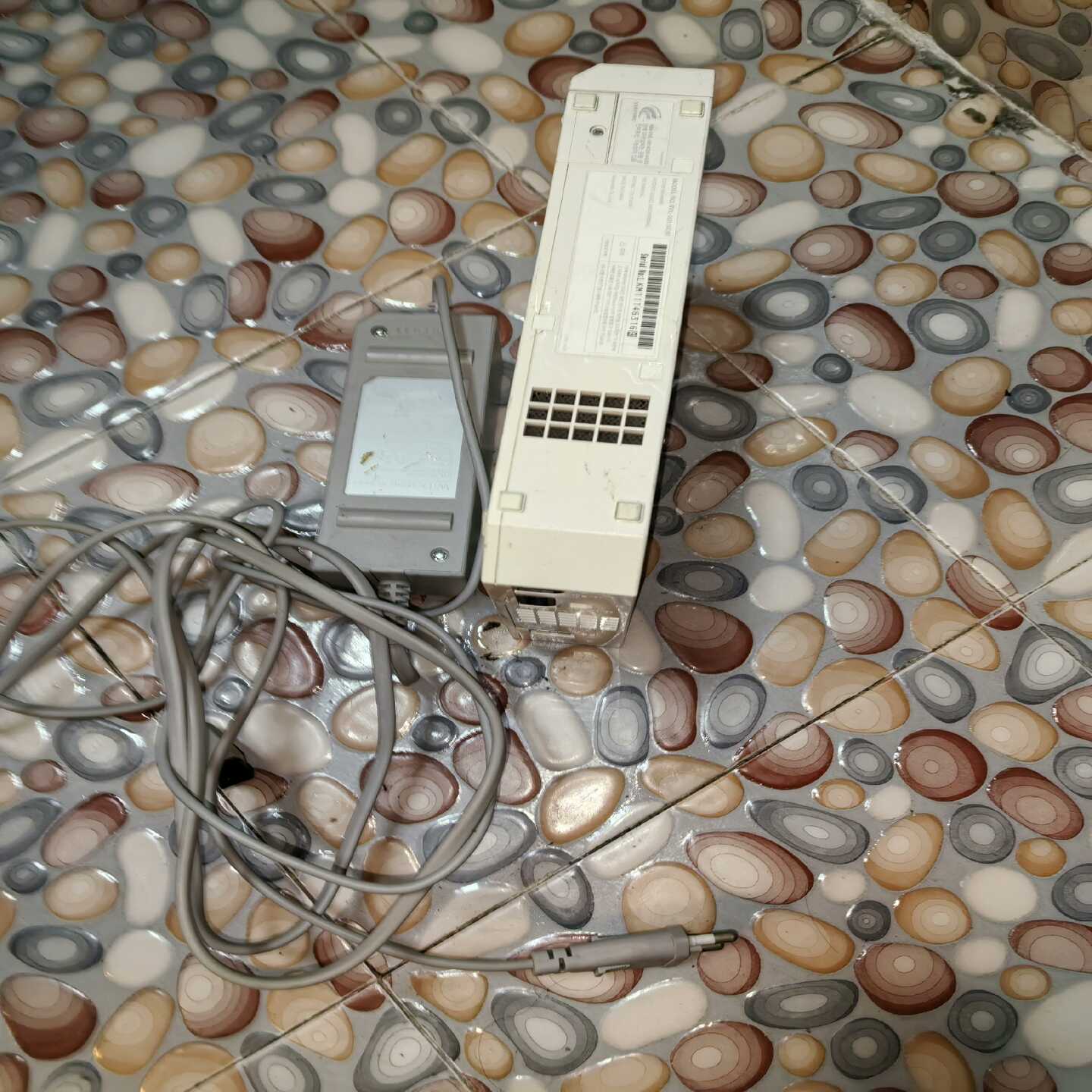 任天堂wii游戏机,日版主机连电源中古良品,机器成色一般--议价