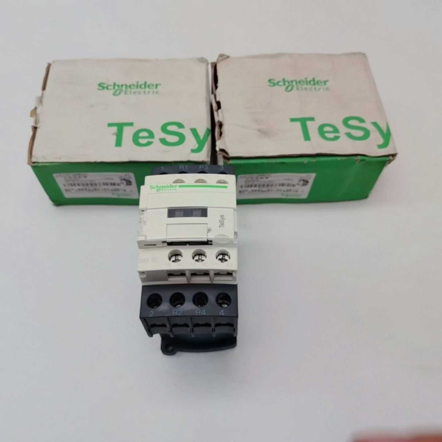 LC1D128BDC施耐德交流接触器，24VDC电压，5.--议价商品