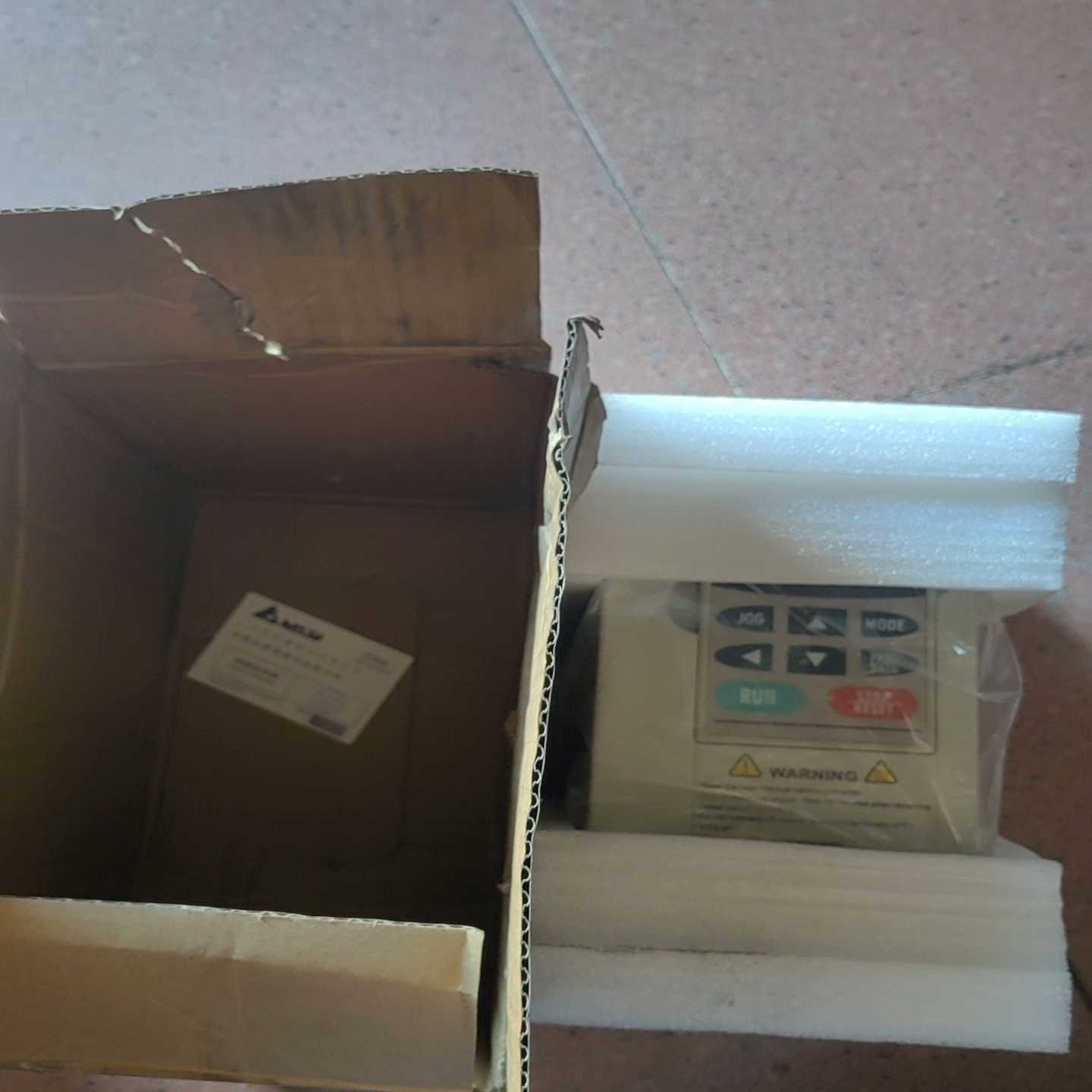 台达全新带包装变频器一台，型号VFD0072B2A。包装有点-议价