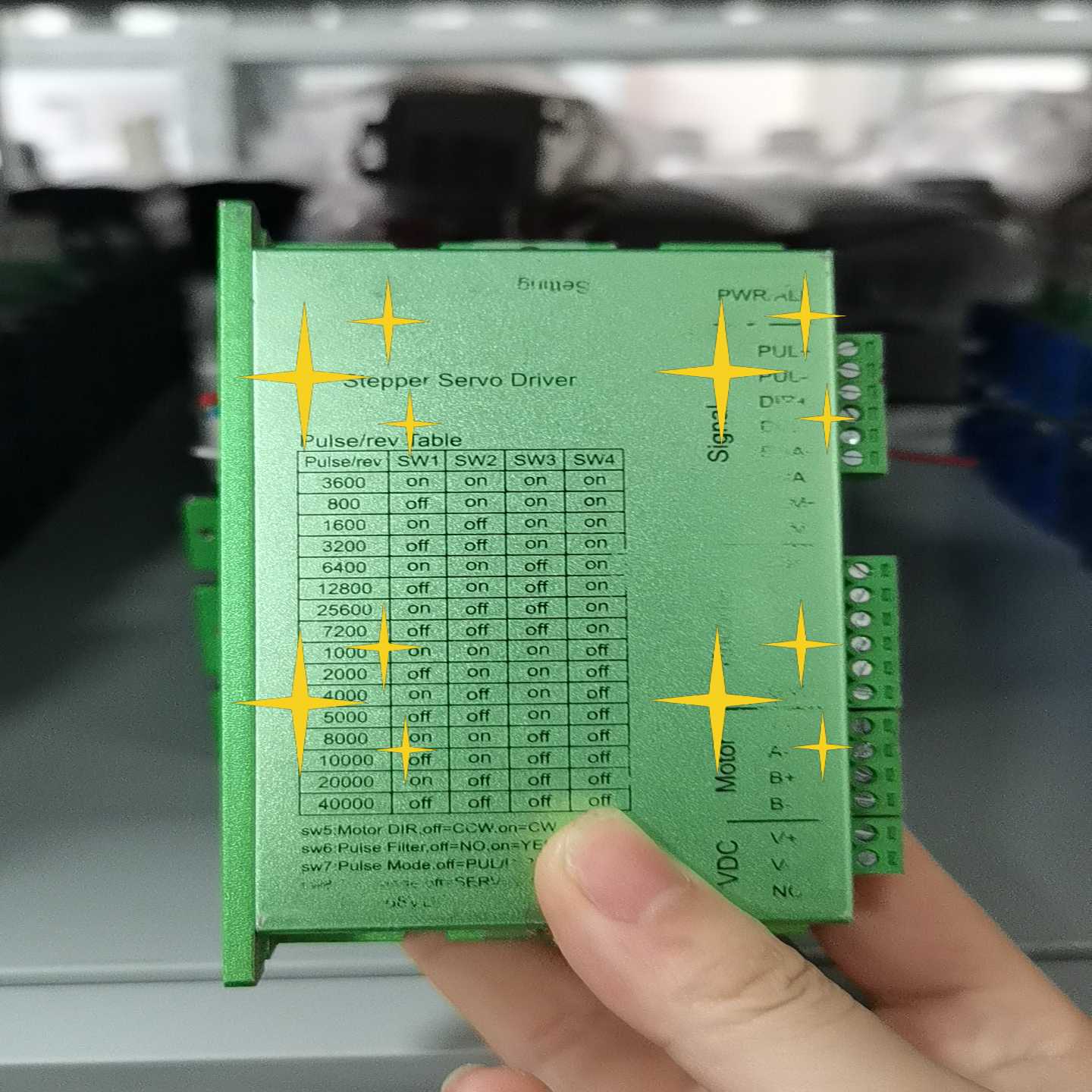 57步进伺服驱动器QS57H，功能正常，成色如图。支持多种脉