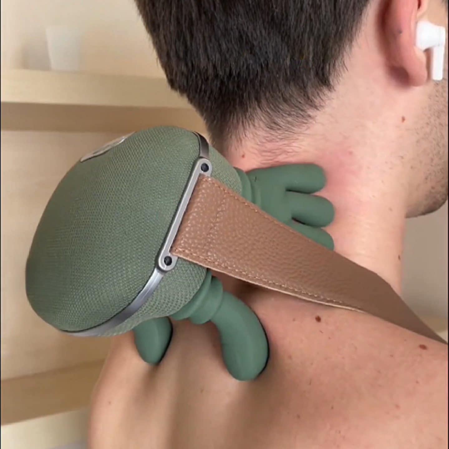 手掌按摩器肩颈按摩仪模多功能拟人手便携办公家用五指肩颈按摩仪