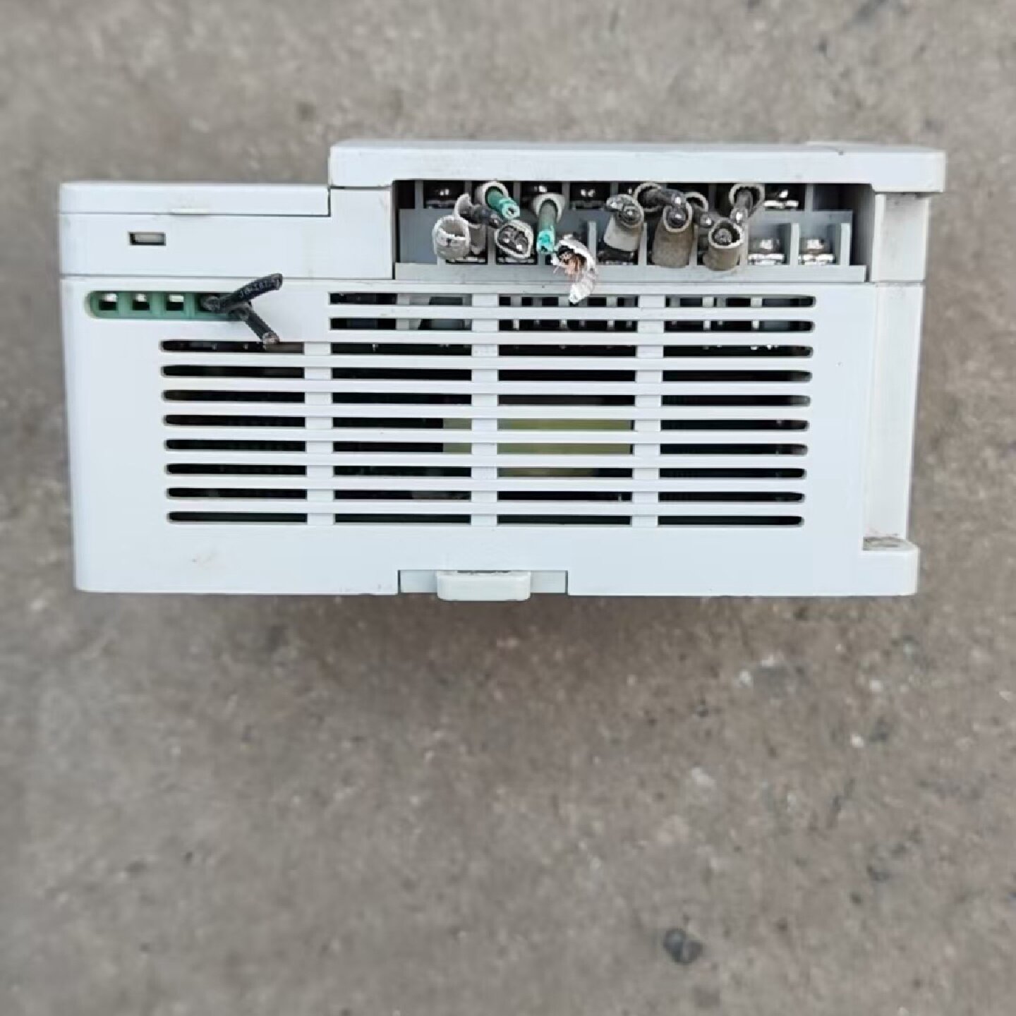 英威腾plc，型号：IVC1-1410MAR，实物拍摄，功能--议价商品