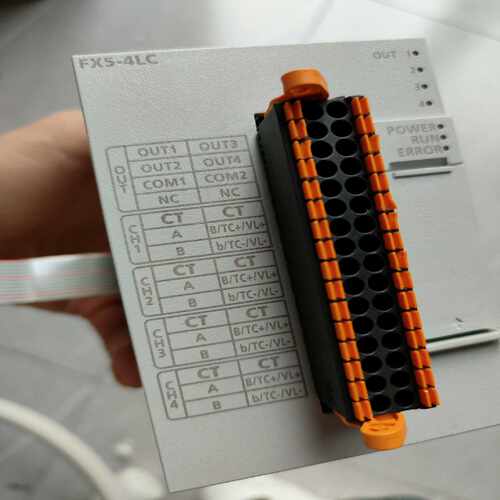 FX5-4LC三菱温度控制模块， 设备件，配电源线，九成【侨报商