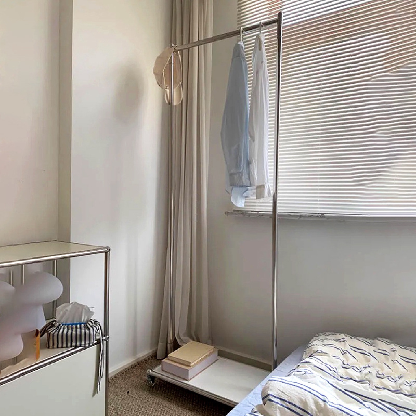 中古衣帽架可移动落地置物架简约现代家用网红不锈钢带轮挂衣架