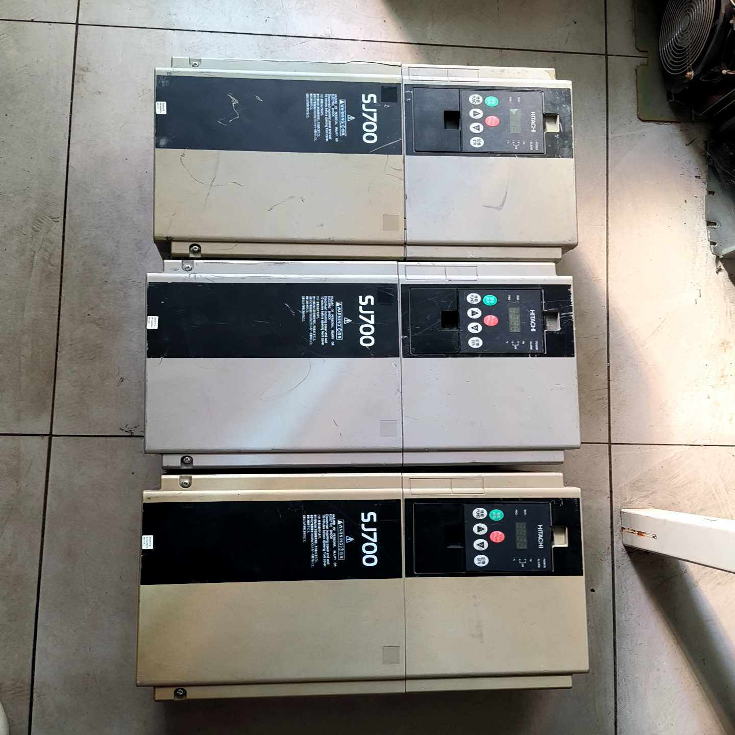 日立变频器SJ700-220HFEF2现货还有三台