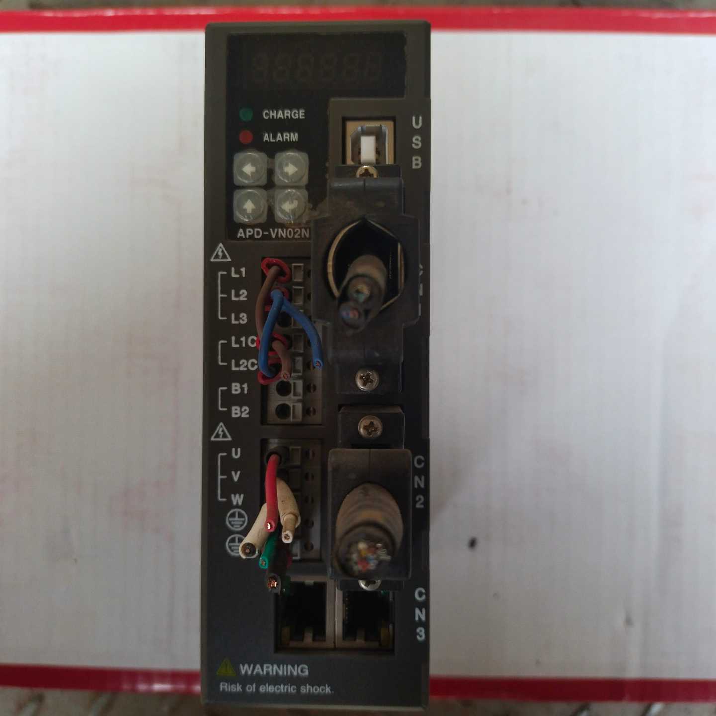 议价拆机LS伺服电机驱动器，型号APD－VN02N，成色如图，功