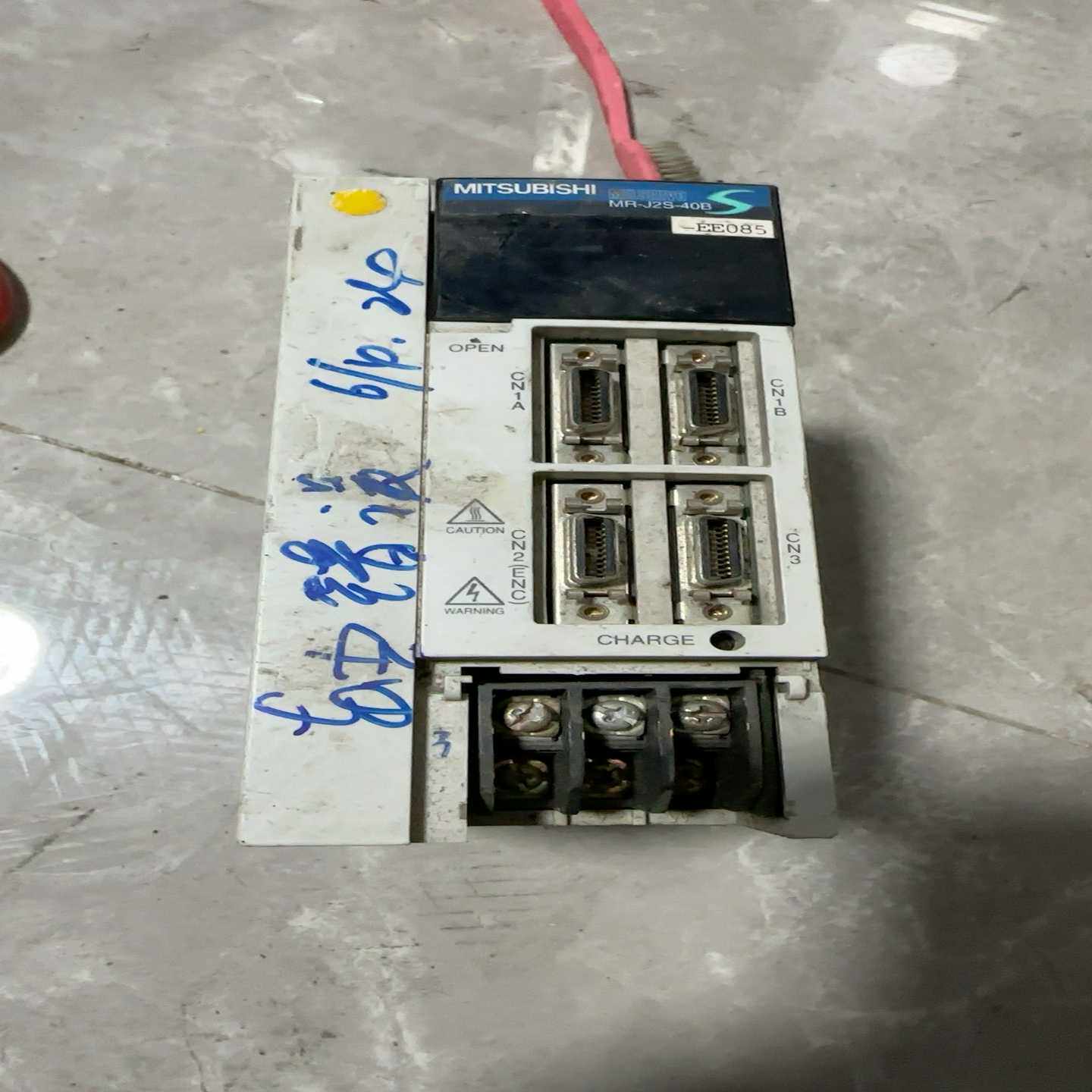 三菱驱动器MR-J2S-40B-EE085，实物照片，外壳破--议价商品