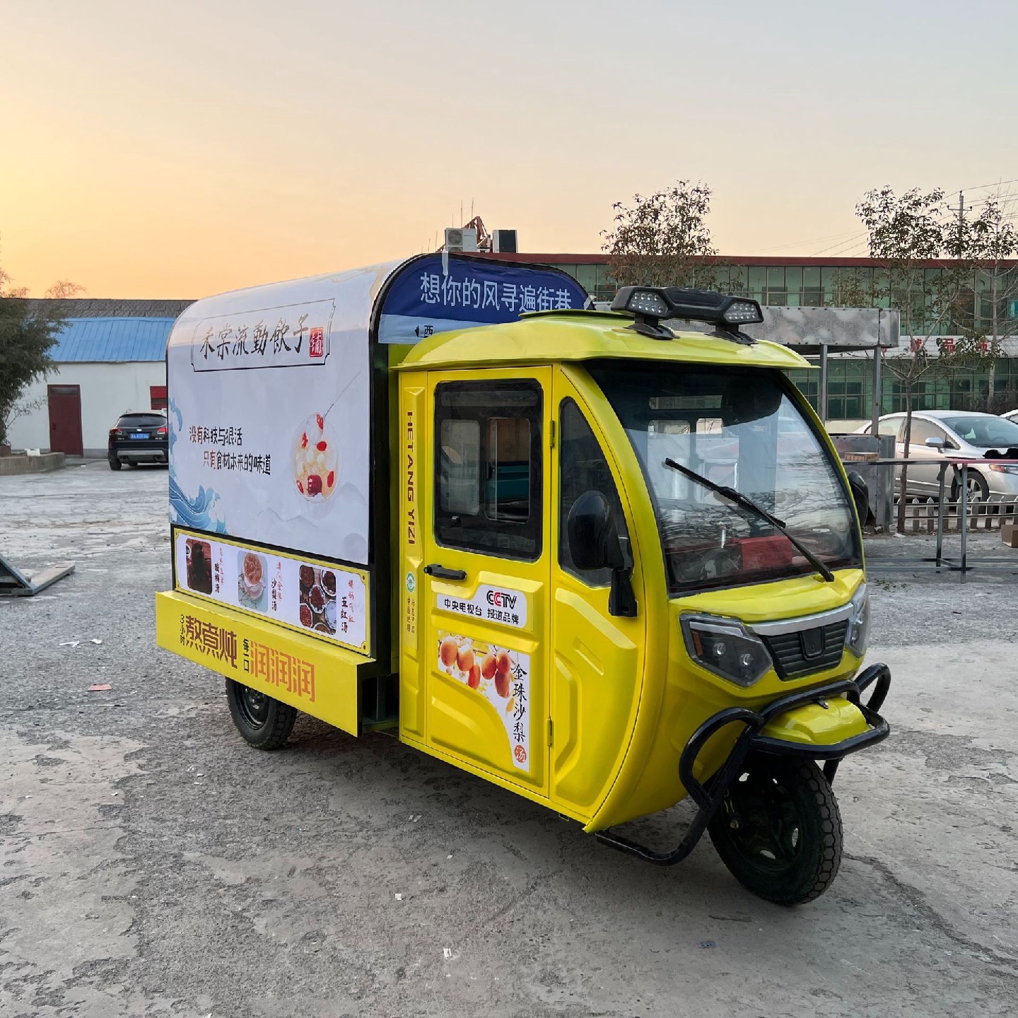 电动三轮小吃车鸥翼门钣金材质梨汤小车牛肉面流动摆摊餐车