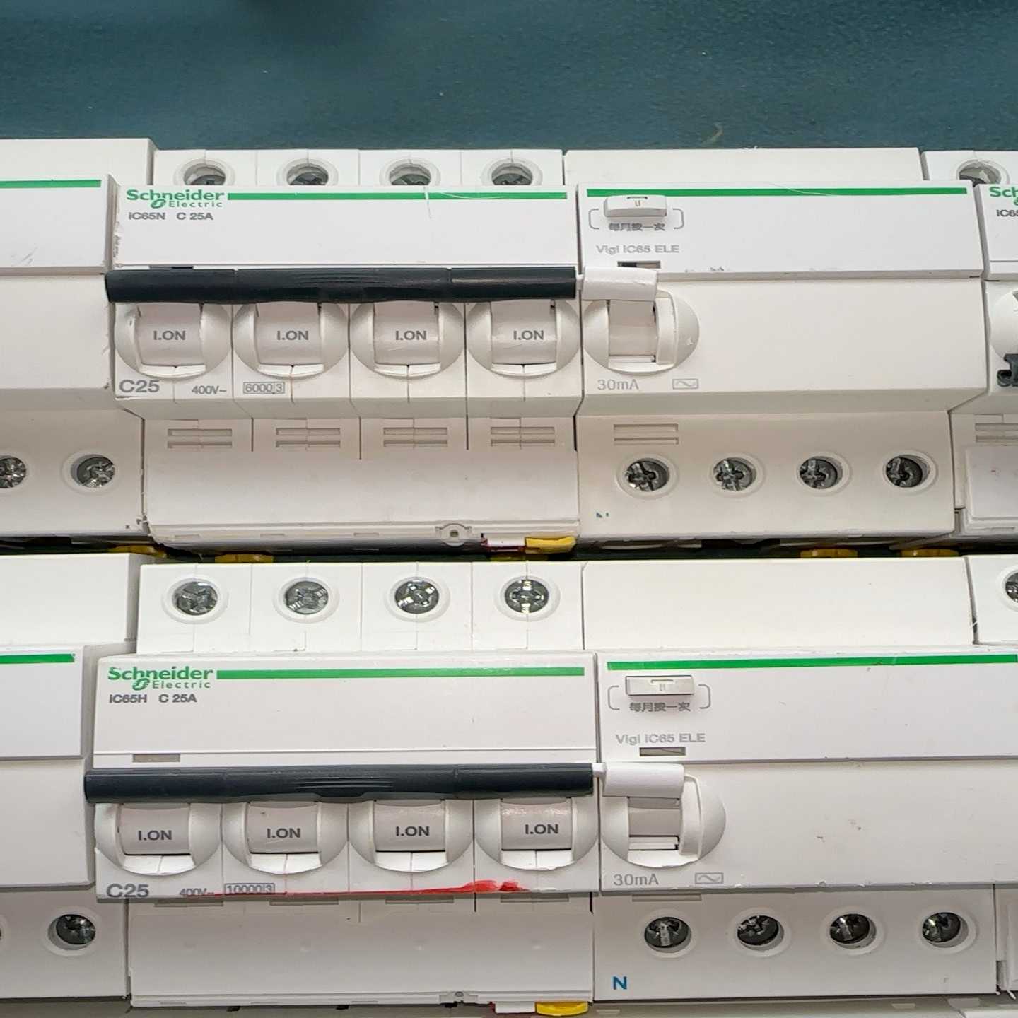 议价施耐德A9系列4p漏电保护器，25a，拆机包正r品，不可充新，现