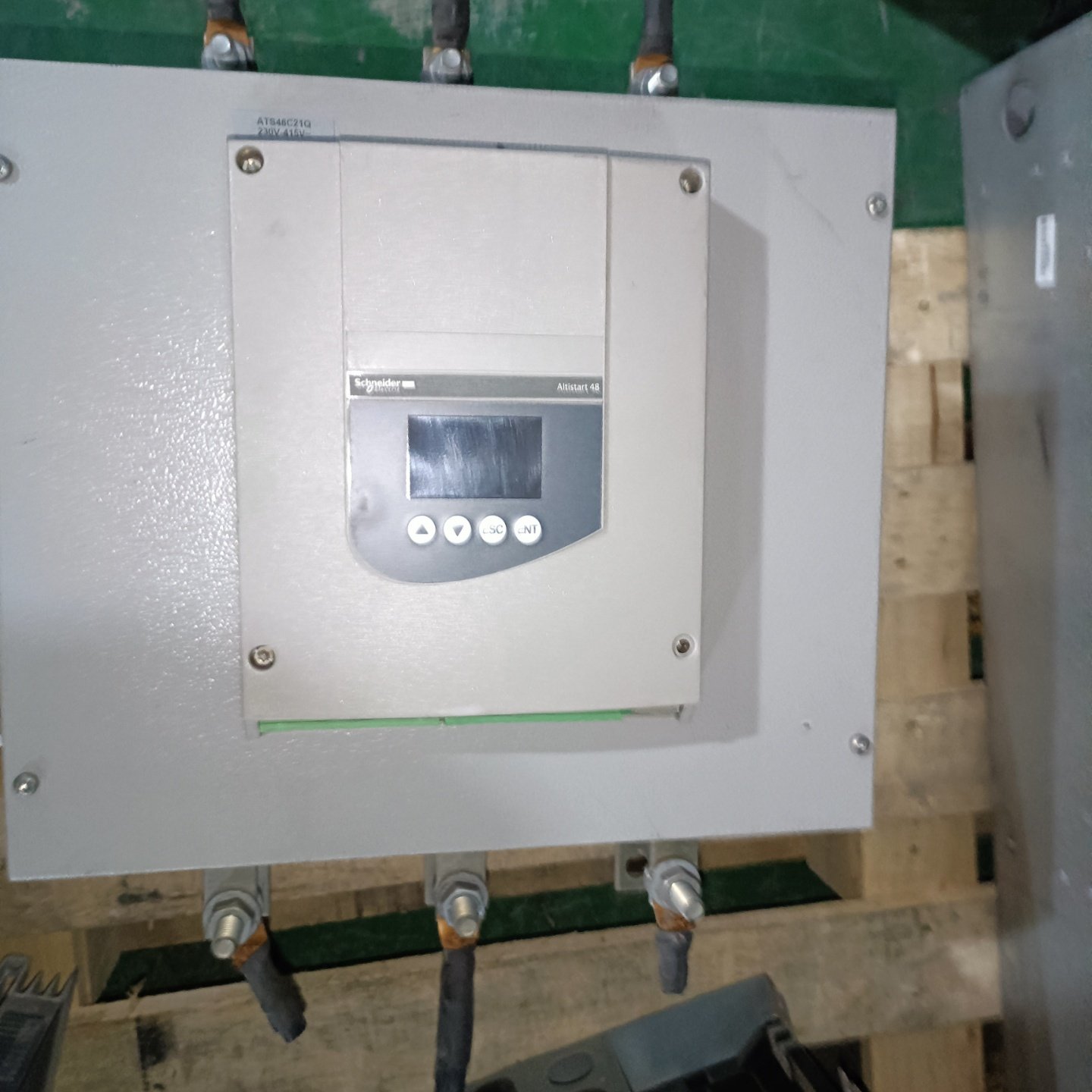 出一台施耐德软启动器型号ATS48C21Q几乎全新38-议价