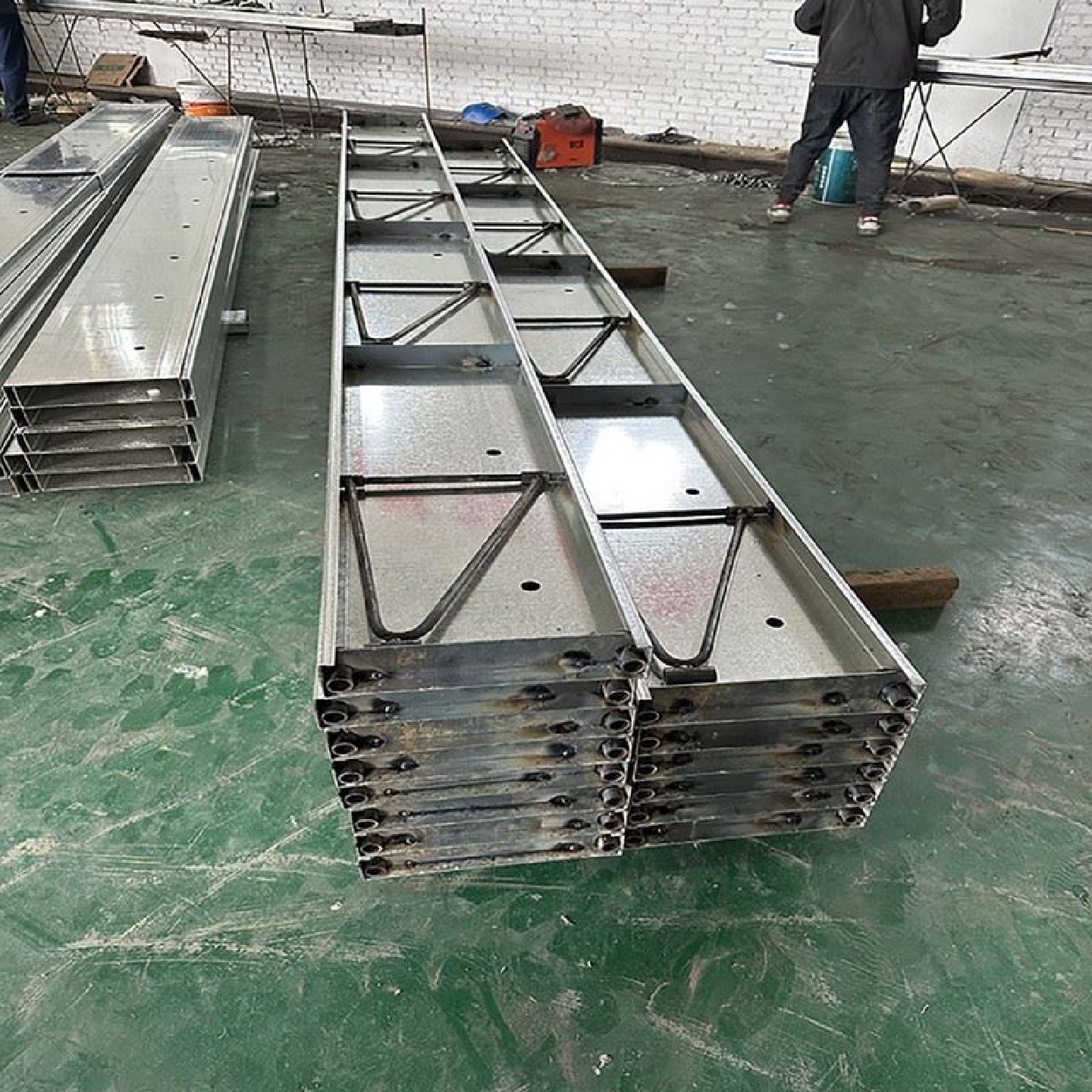 新型路基模具混凝土防撞墙钢模板工地施工道路路面高速路挡板模具,基础建材,建筑模板,淘宝优惠券,粉丝福利购,淘宝优惠卷