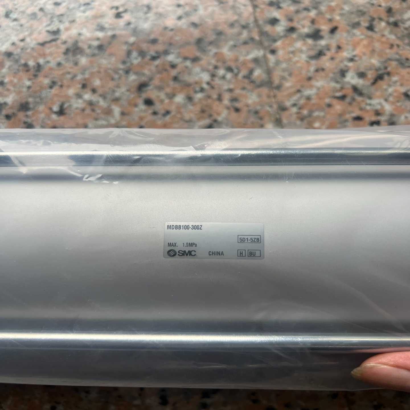 SMC全新未拆封使用气缸MDBB100-300Z，实物拍照--议价商品