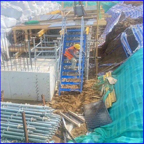 基坑钢爬梯桥梁施工专用钢爬梯墩柱施工上下安全可移动斜梯定制