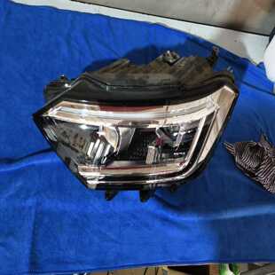 大众速腾高配大灯总成，右边副驾驶。原厂拆车，成色9.9成新。--