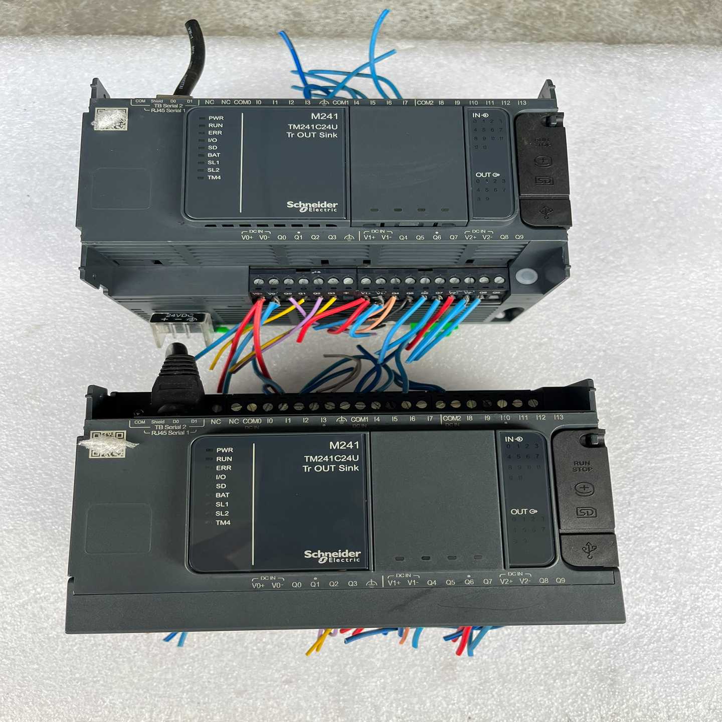 施耐德PLC,TM241C24U,共计2个,如图所示,实物拍--议价商品