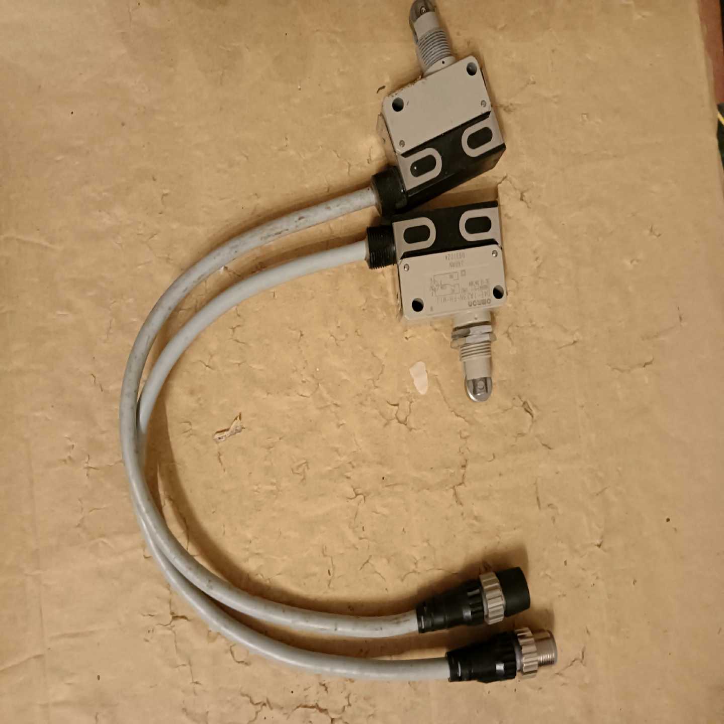 咨询-限位开关D4E-1A23N-FH-M1J，2个，一个全