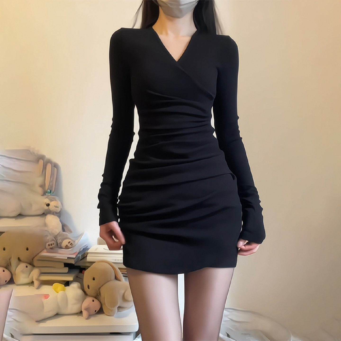 黑色V领针织包臀连衣裙女春秋修身长袖打底内搭掐腰套装短款裙子