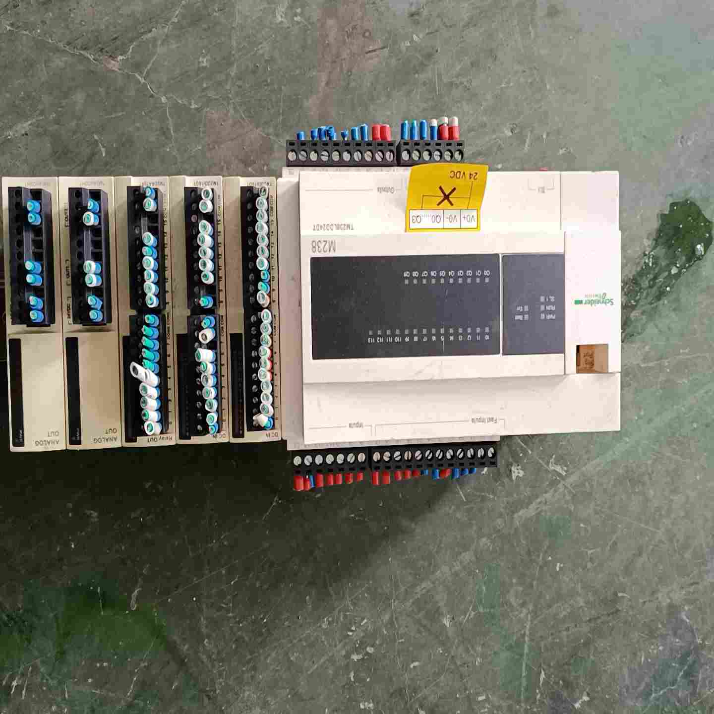 TM238LDD24DT带模块一套功能正常成色如图询价