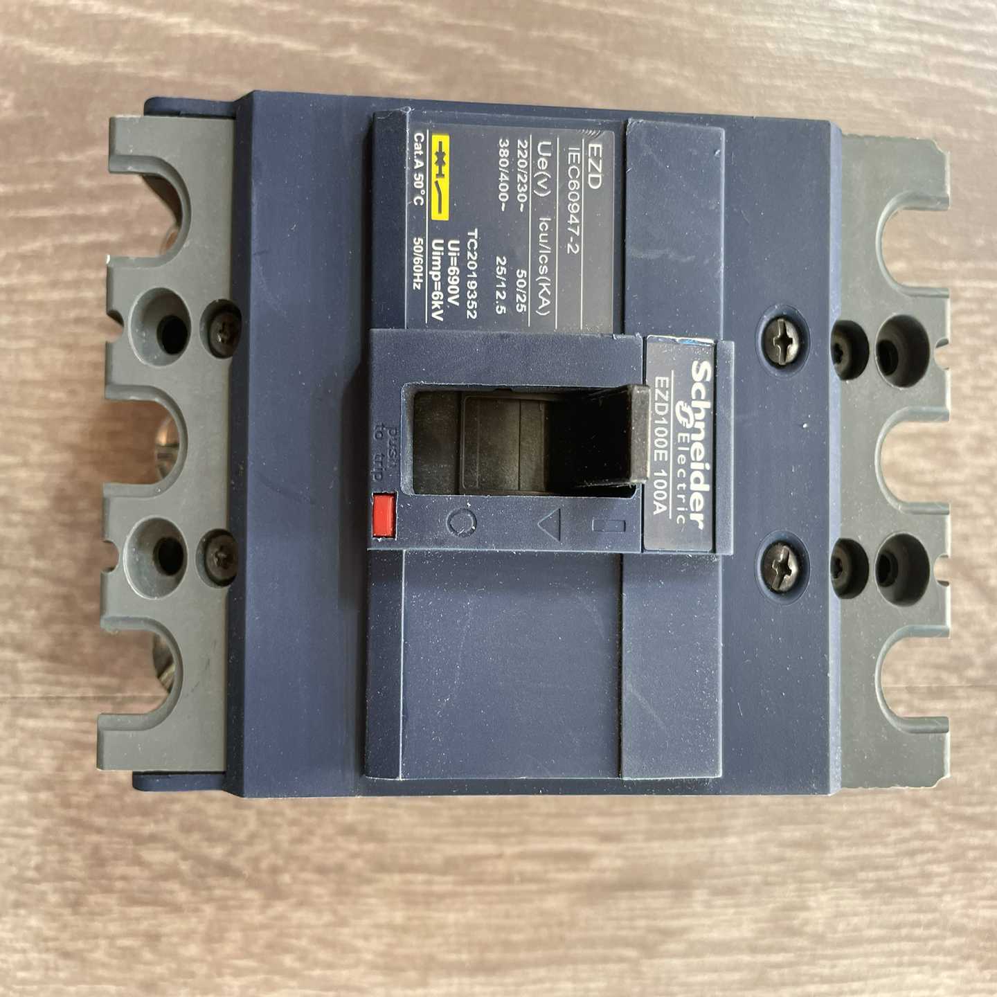 施耐德塑壳断路器EZD100E，100A，3P，原装正品。额