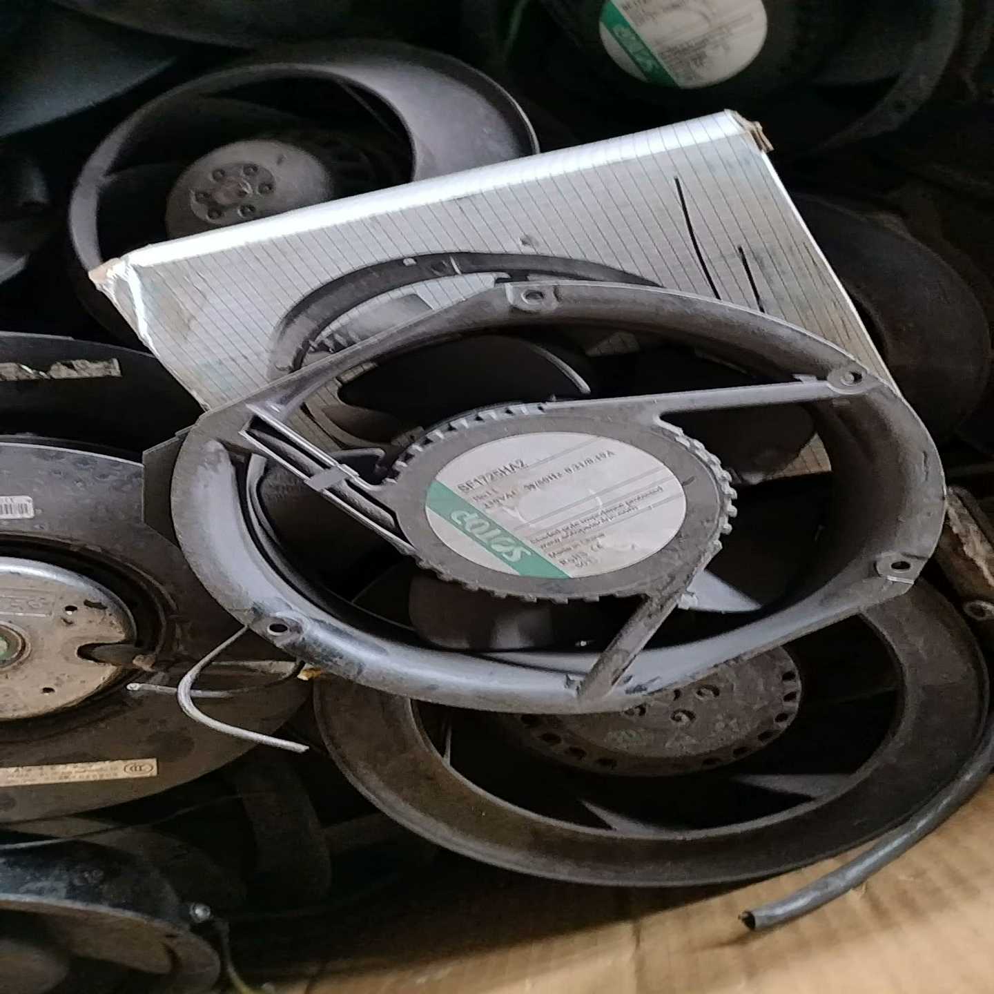 SF1725HA2风扇，配有百叶窗网罩、散热风扇防尘网、防尘--议价商