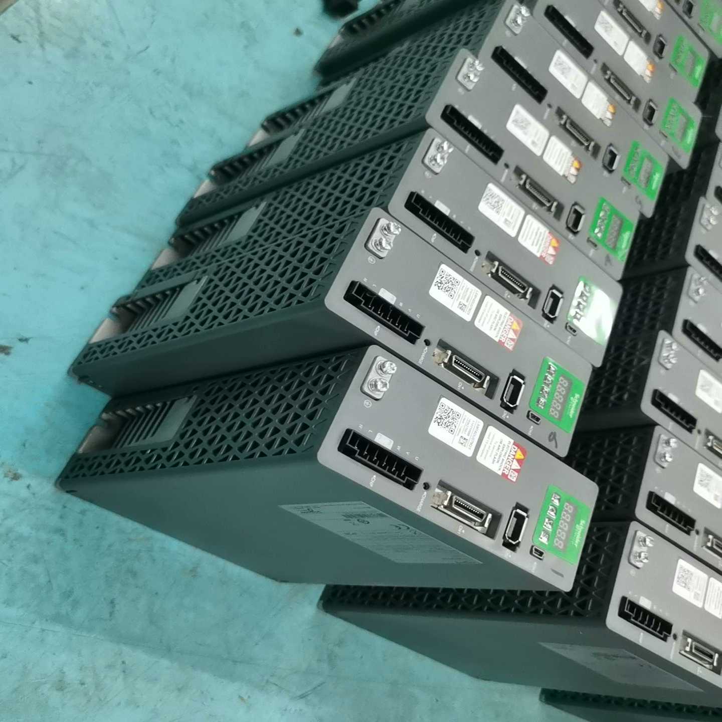 (询价)  伺服驱动器 LXM16DU07M2X 750w