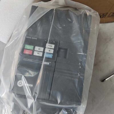溢价-众辰变频器7.5KWZ24007R5GY成色如图