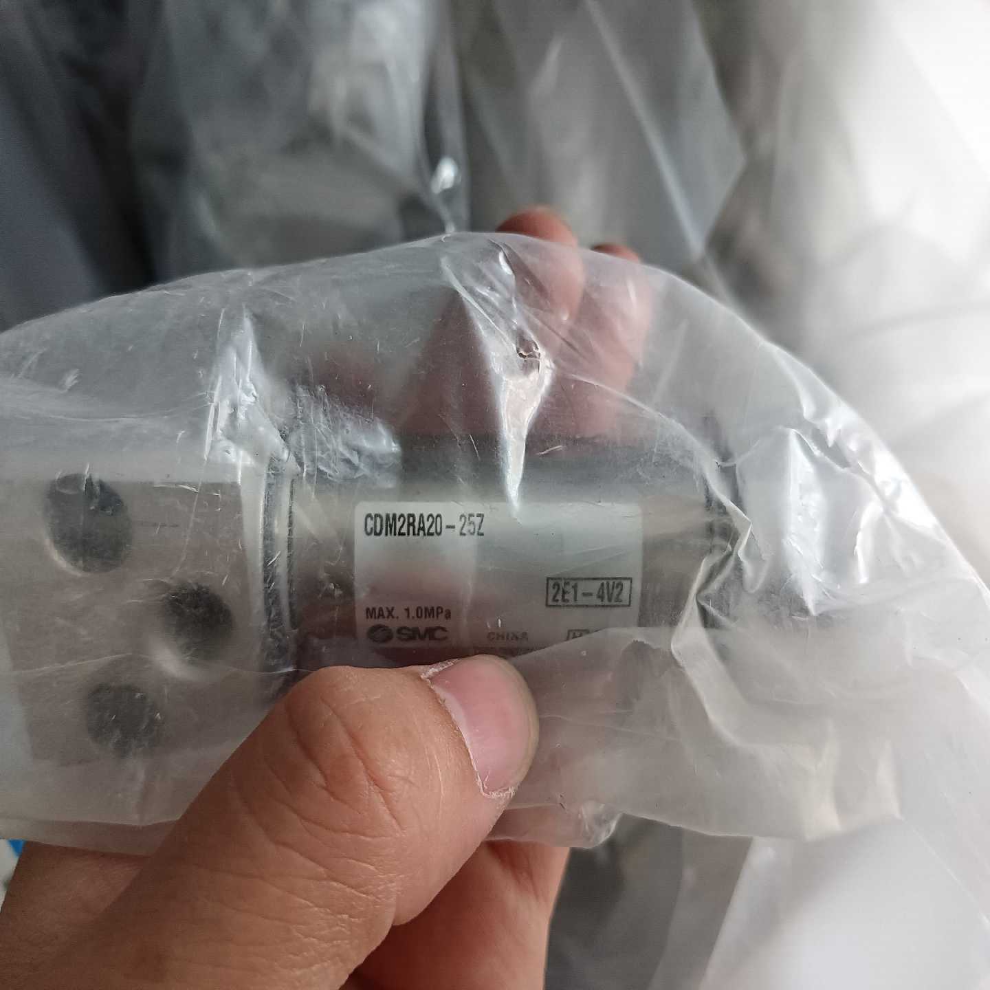 询价SMC全新原装气缸CDM2RA20-25Z