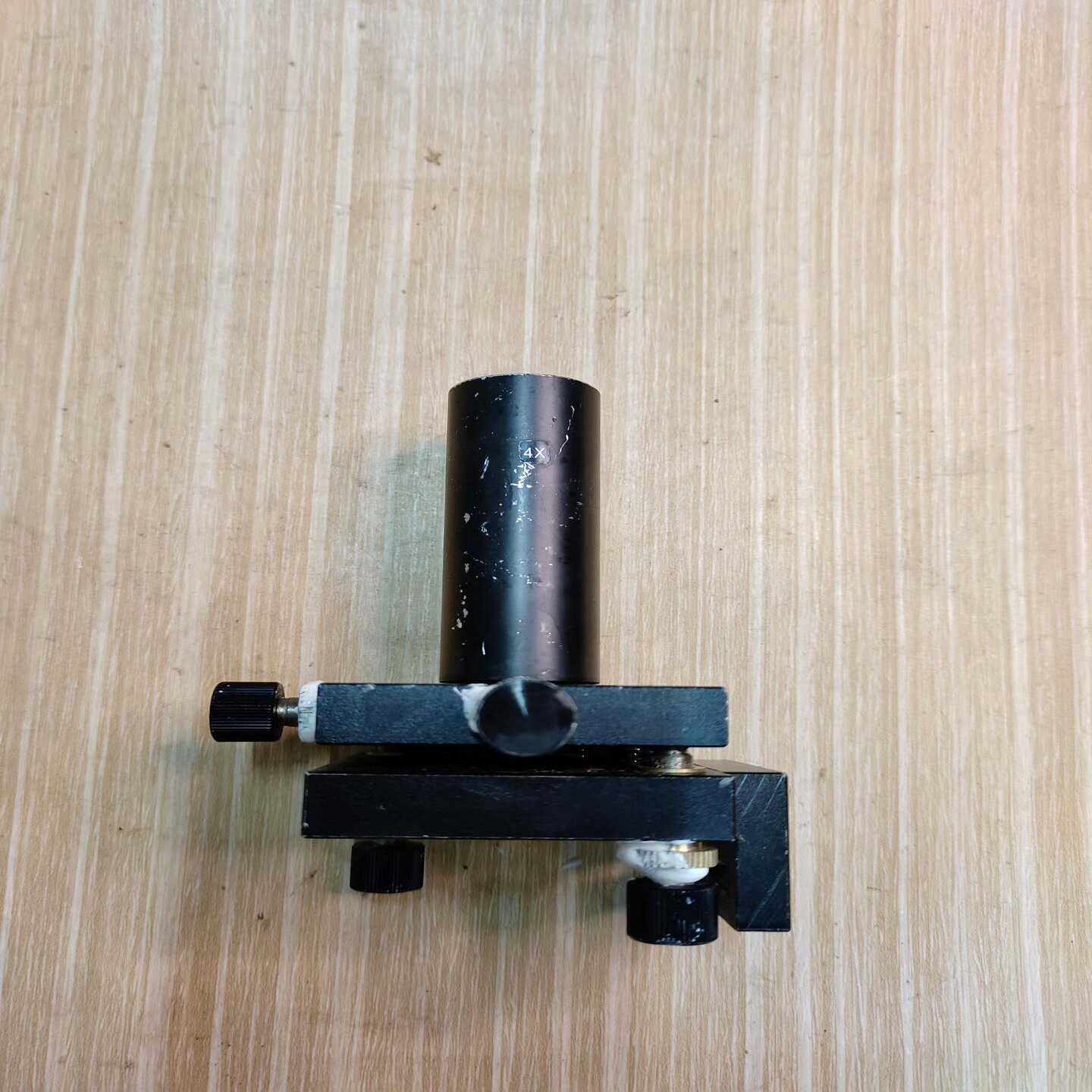 激光扩束镜带调整架，拆机品，外观成色如图。--议价商品