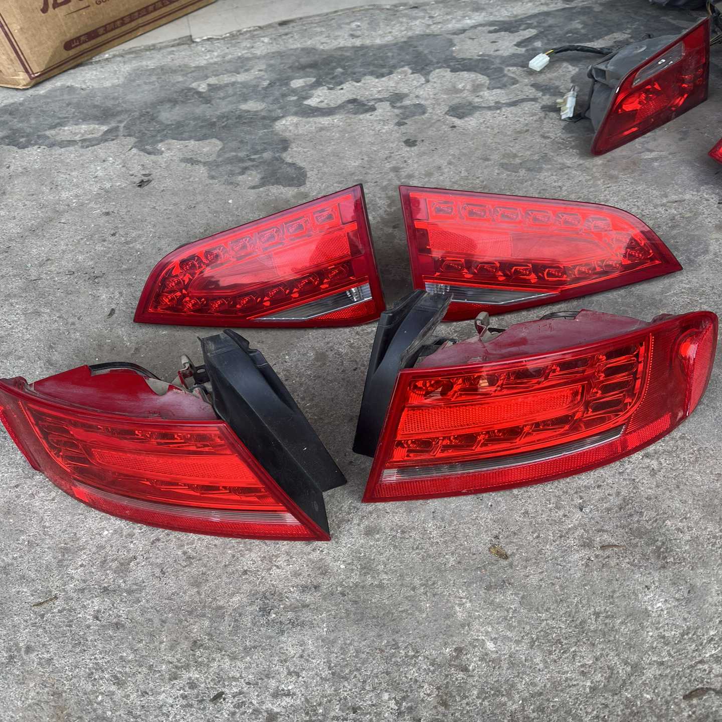 奥迪A4LB8原厂拆卸的海拉后尾灯，一套四件，几乎全新状态--议价