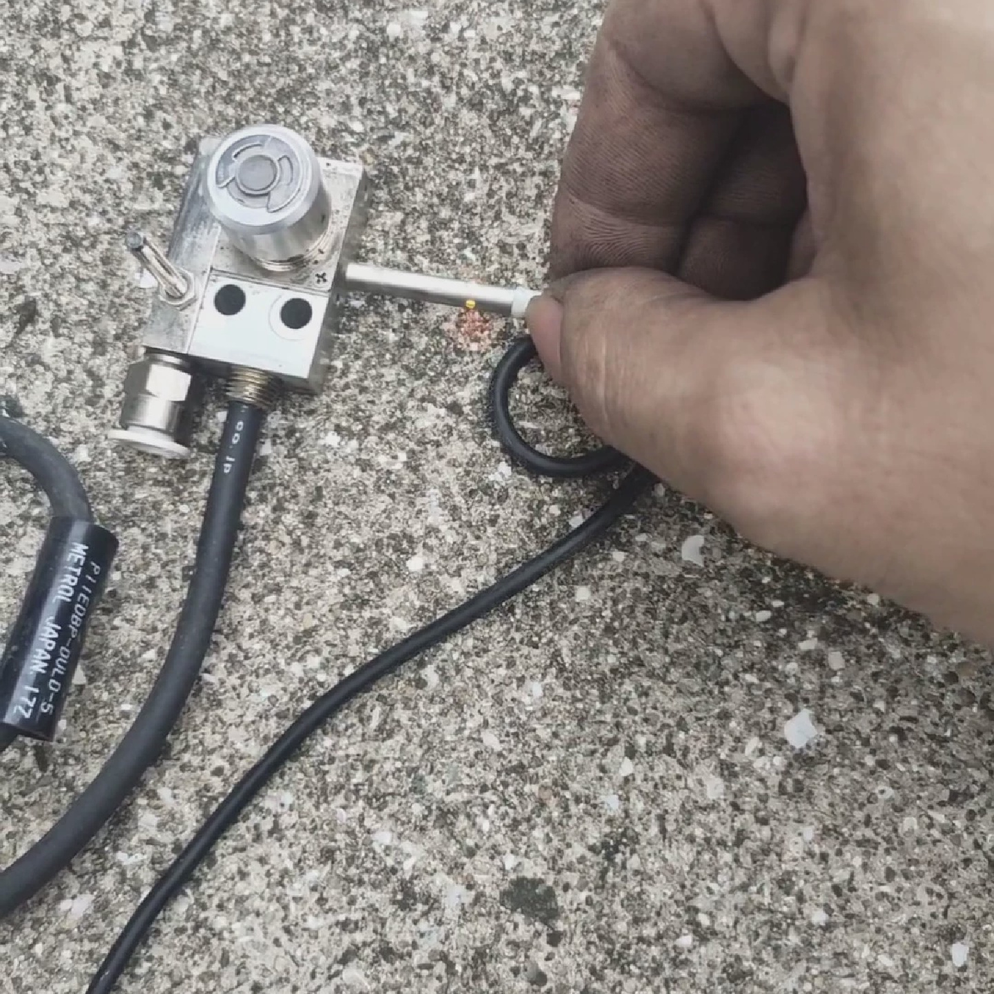 拆机欧姆龙接近E2EC04S12WCC2传感器功能