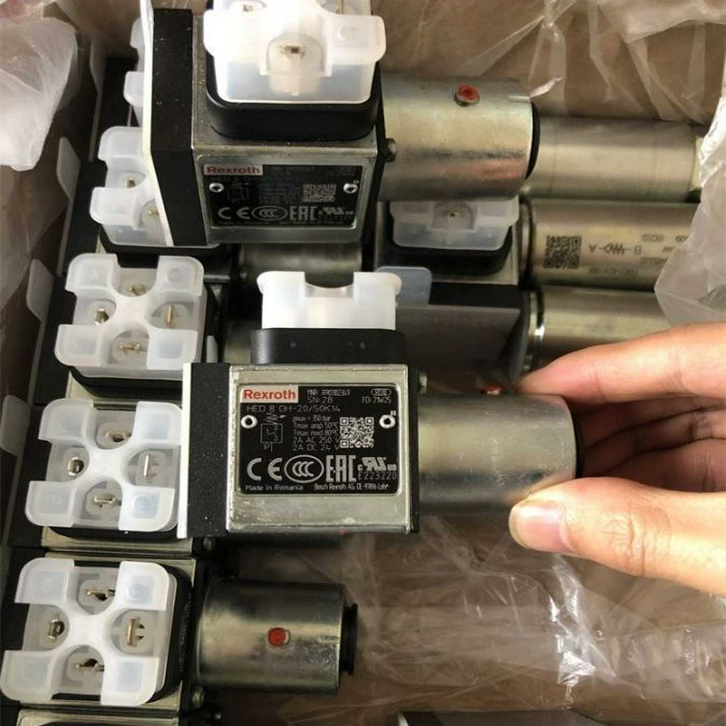 力士乐电c磁阀4WE6G62/EG24N9K4液压换向阀4WE10L33/CG24N9K4