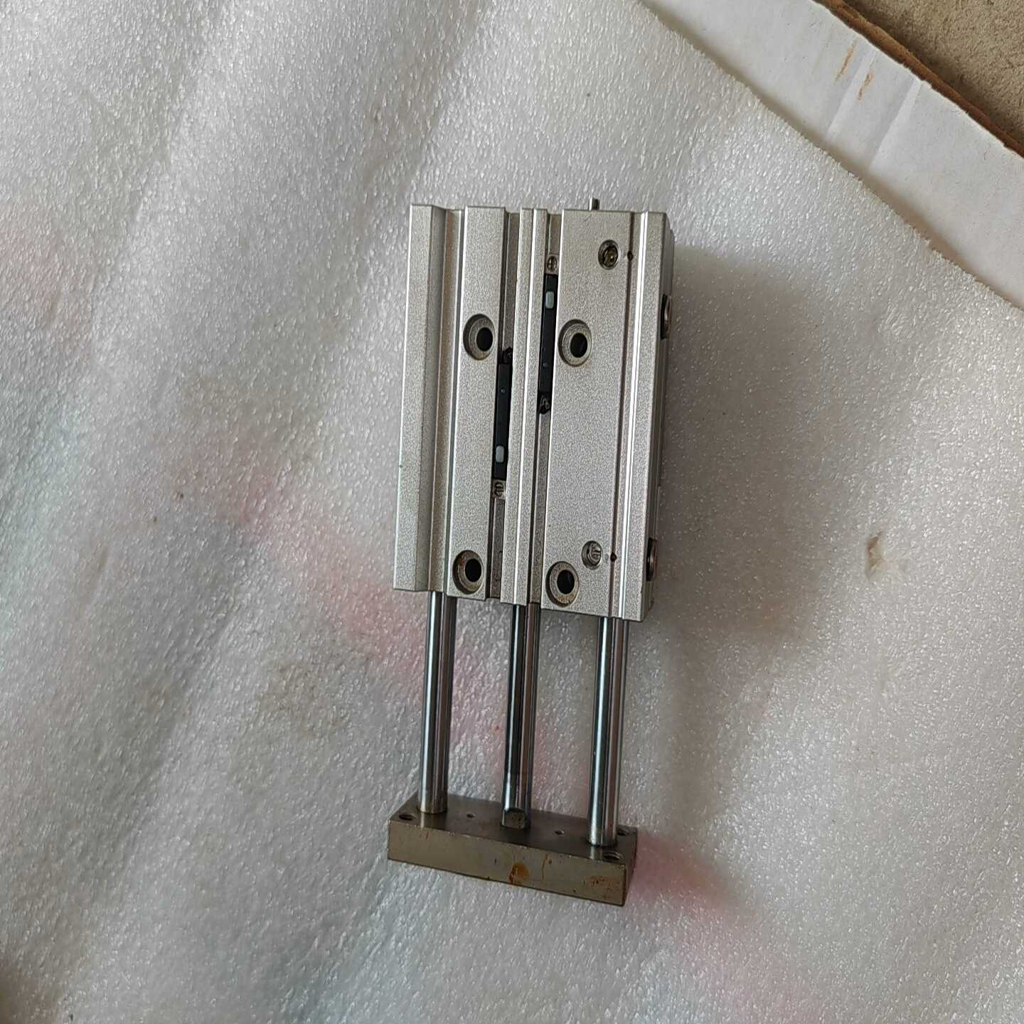 议价亚德客三轴气缸TCL16X40S一个，成色如图。喜欢的话直接