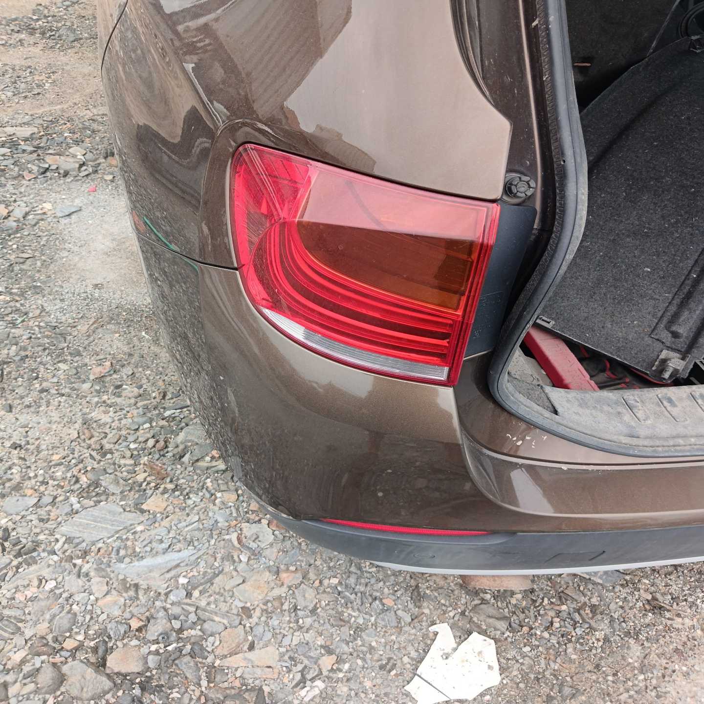 12年宝马X1拆车件，左后尾灯和右后尾灯，原厂拆车件，成色漂--议
