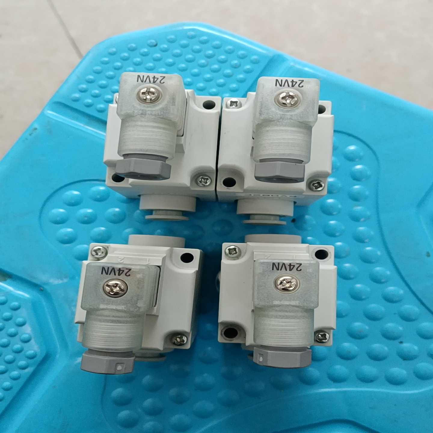 电磁阀VQ31M1-5YZ-C10共3个