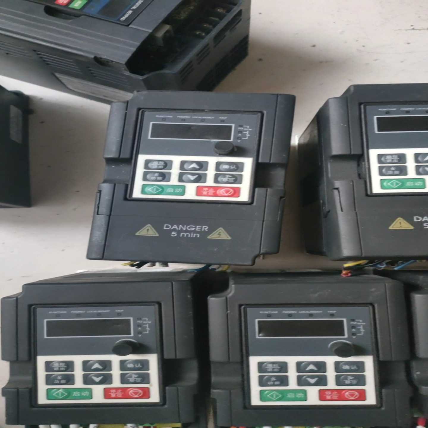 询价英威腾220V400W变频器六台，外观参数和英威腾一样，三台