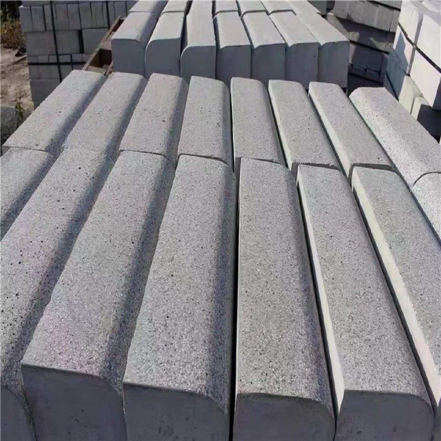 仿石材路沿石PC路牙石路侧石预制水泥路边石仿芝麻灰白通体路缘石