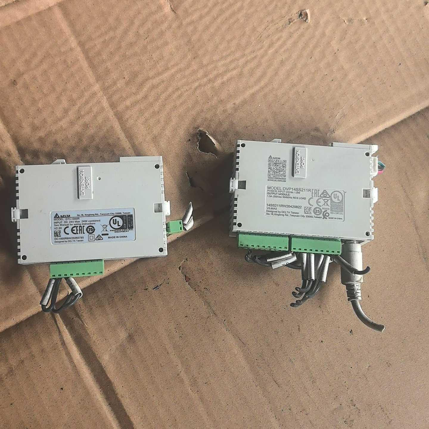 台达温控器DTC1000RDVP14SS211R两个