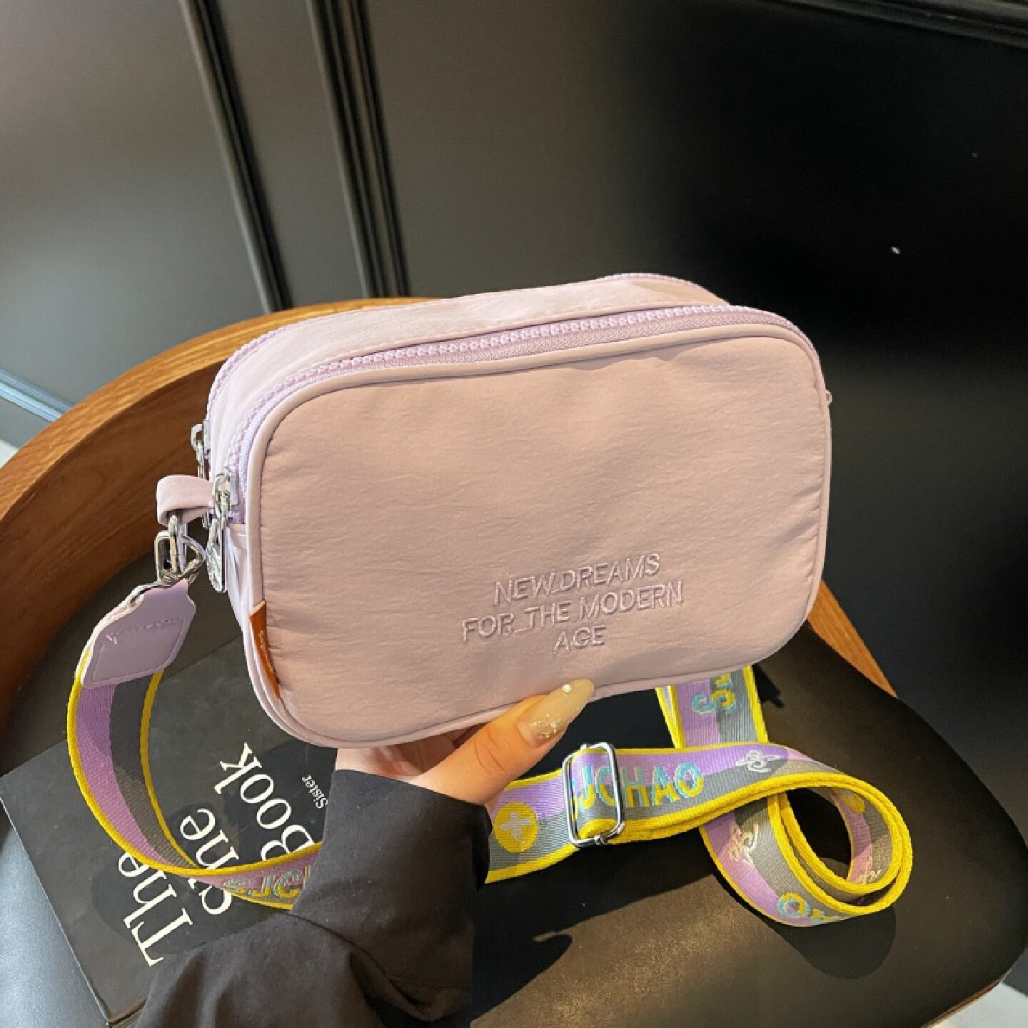 夏季尼龙布小包包女2025新款刺绣单肩通勤包小众百搭宽肩带斜挎包