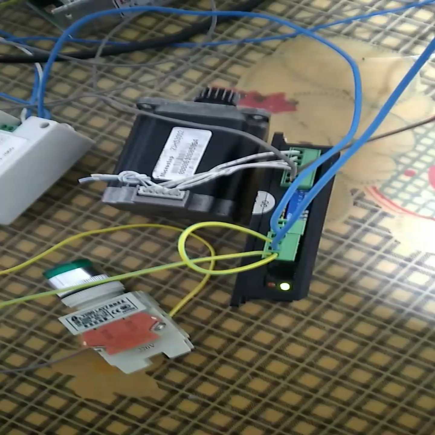 SF一2H057M23HS3002步进细分驱动器一台功能适用