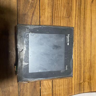 施耐德触摸屏HMIGTO2310屏幕上有保护膜，无破损-议价