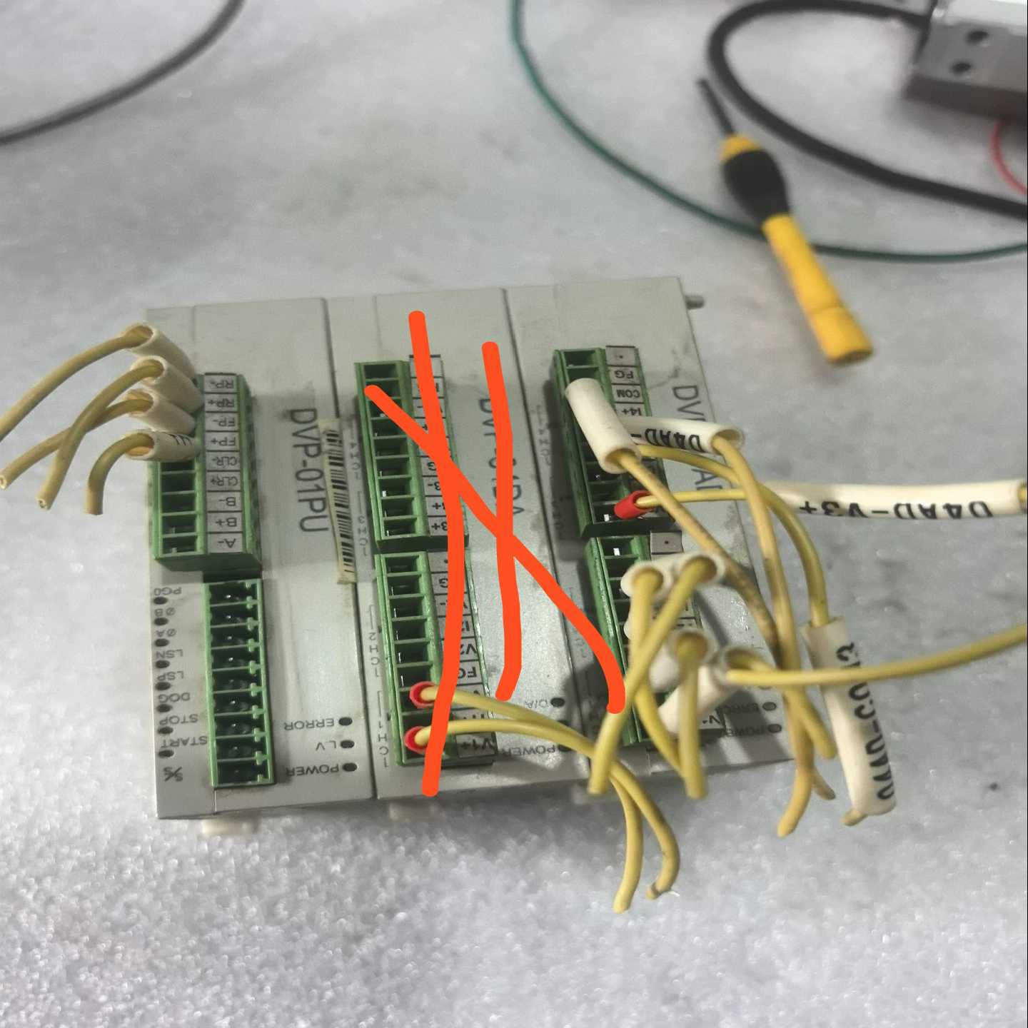 模块两片，型号：DVP01PU-S/DVP04AD-S，